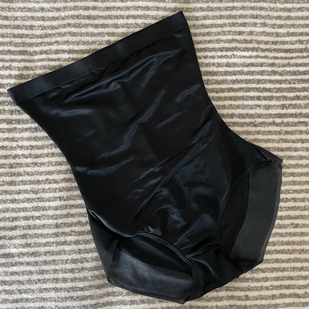 EUC SKIMS HIGH WAISTED BRIEF SIZE M